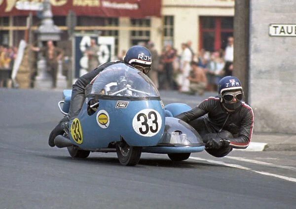 Dick Hawes & John Mann (RGM Seeley) 1970 750 Sidecar TT