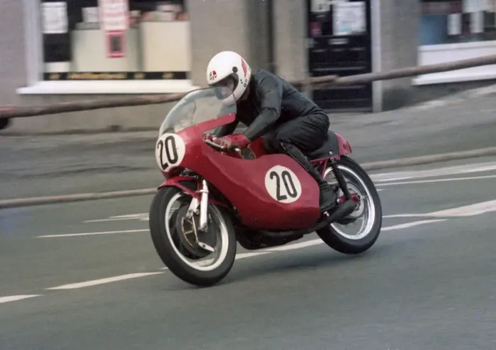 Framed Print : Dick Linton (Linto) 1983 Senior Classic Manx Grand Prix