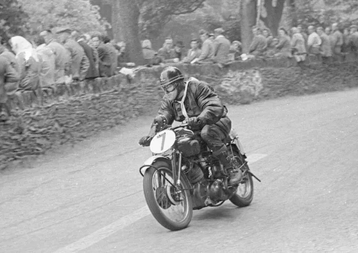 Framed Print : Dion Davis (Vincent) 1950 Clubman 1000 TT Framed Print : Dion Davis (Vincent) 1950 Clubman 1000 TT