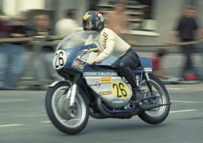 Framed Print : Dudley Robinson (Crooks Suzuki) 1973 Senior TT Framed Print : Dudley Robinson (Crooks Suzuki) 1973 Senior TT