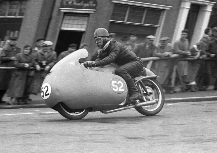 Framed Print : Duilio Agostini at Bray Hill: 1956 Junior TT Framed Print : Duilio Agostini at Bray Hill: 1956 Junior TT