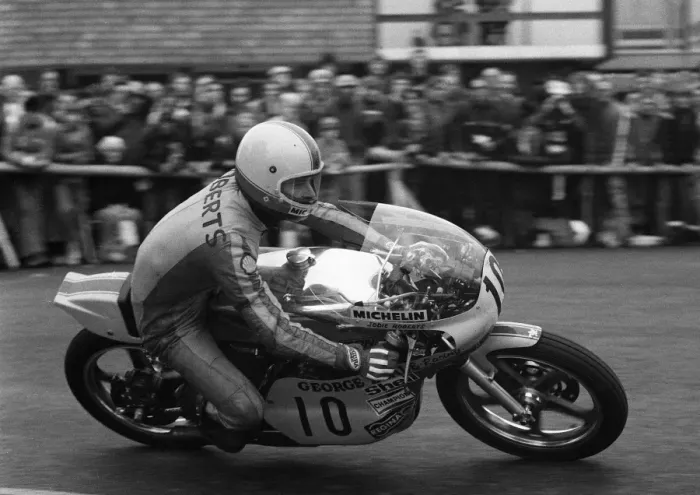 Framed Print : Eddie Roberts (Yamaha) 1977 Senior TT Framed Print : Eddie Roberts (Yamaha) 1977 Senior TT