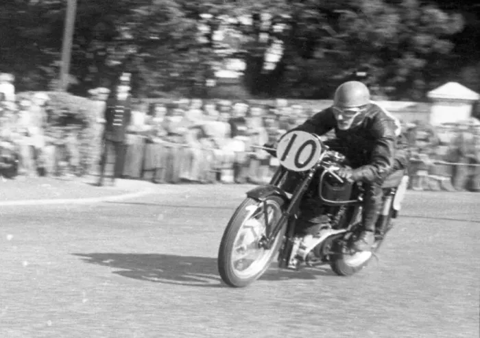 Framed Print : Edward Hunt (Velocette) 1952 Senior Manx Grand Prix Framed Print : Edward Hunt (Velocette) 1952 Senior Manx Grand Prix