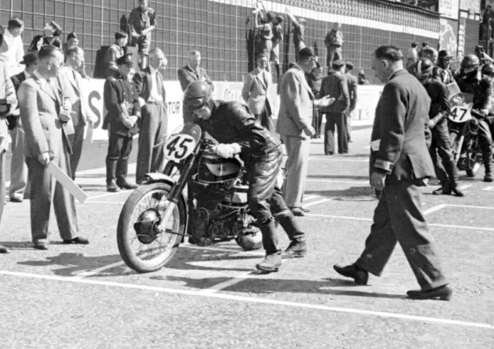 Framed Print : Eric Briggs (Norton) 1950 Junior TT Framed Print : Eric Briggs (Norton) 1950 Junior TT