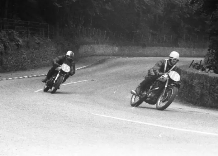 Framed Print : Eric Unwin (BSA) & David Howe (Norton) 1956 Junior Manx Grand Prix Framed Print : Eric Unwin (BSA) & David Howe (Norton) 1956 Junior Manx Grand Prix