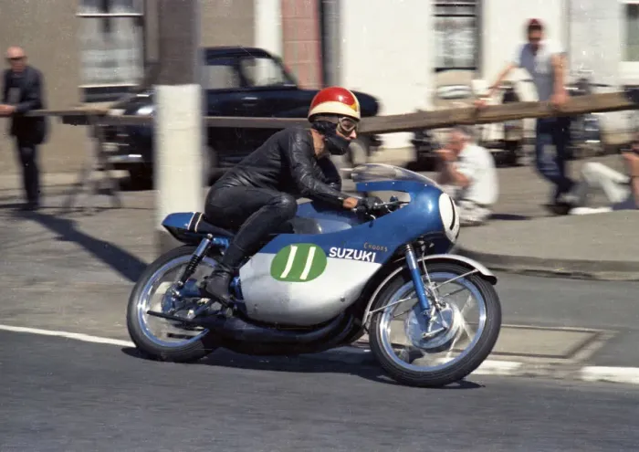Framed Print : Frank Perris (Crooks Suzuki) 1968 Lightweight TT Framed Print : Frank Perris (Crooks Suzuki) 1968 Lightweight TT