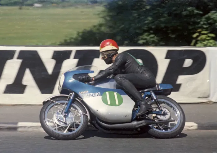 Framed Print : Frank Perris (Crooks Suzuki) 1968 Lightweight TT Framed Print : Frank Perris (Crooks Suzuki) 1968 Lightweight TT