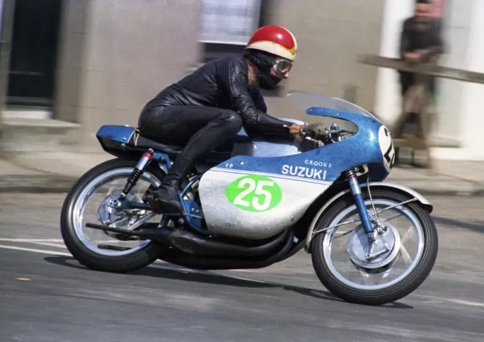Framed Print : Frank Perris (Crooks Suzuki) 1969 Lightweight TT Framed Print : Frank Perris (Crooks Suzuki) 1969 Lightweight TT