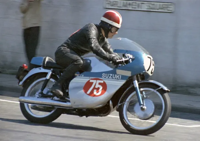 Framed Print : Frank Whiteway (Crooks Suzuki) 1969 Production TT Framed Print : Frank Whiteway (Crooks Suzuki) 1969 Production TT
