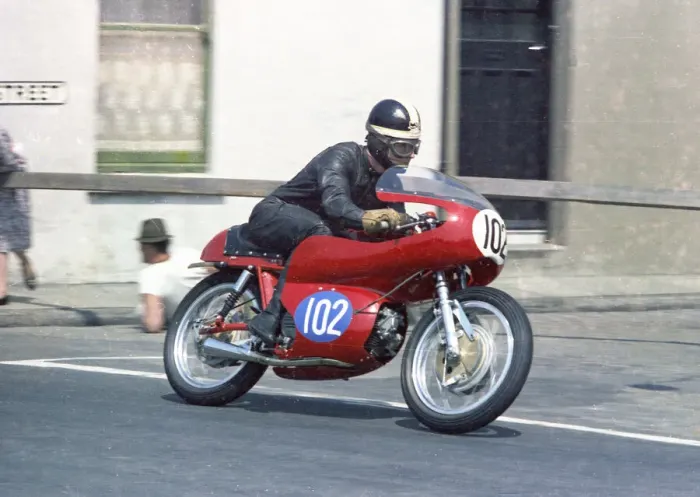 Framed Print : Fred Chambers (Aermacchi) 1967 Junior TT Framed Print : Fred Chambers (Aermacchi) 1967 Junior TT