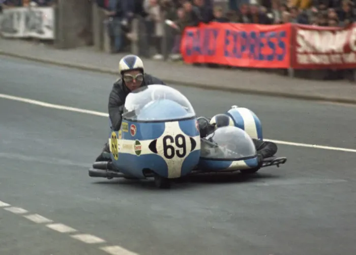 Framed Print : Fred Lewin & Miss Lesley Broadley (Norton) 1971 750 Sidecar TT Framed Print : Fred Lewin & Miss Lesley Broadley (Norton) 1971 750 Sidecar TT
