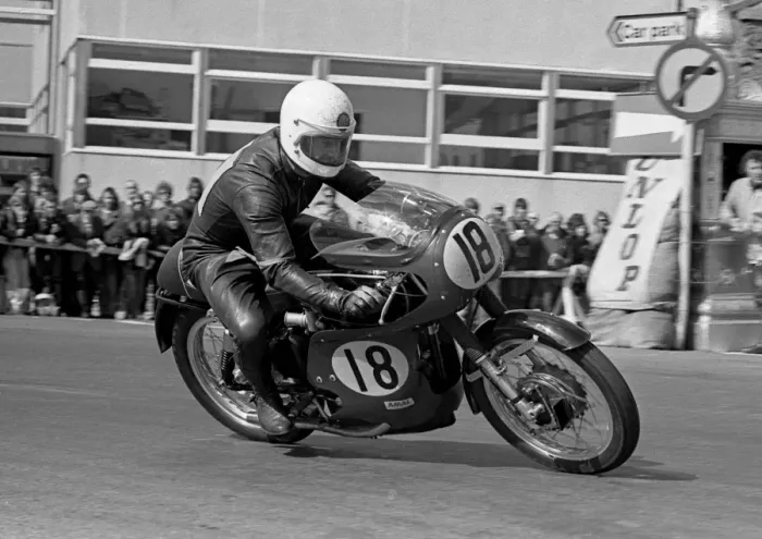 Framed Print : Fred Walton (Velocette) 1975 Production TT Framed Print : Fred Walton (Velocette) 1975 Production TT