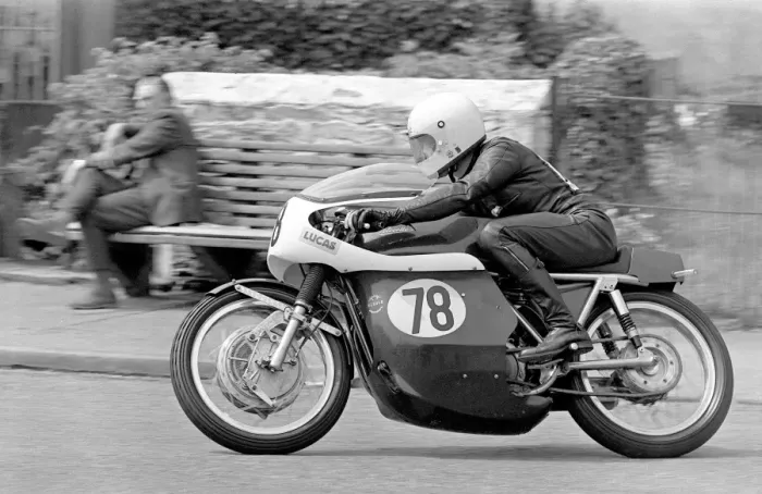 Framed Print : Fred Walton (Velocette Metisse) 1971 Senior TT Framed Print : Fred Walton (Velocette Metisse) 1971 Senior TT