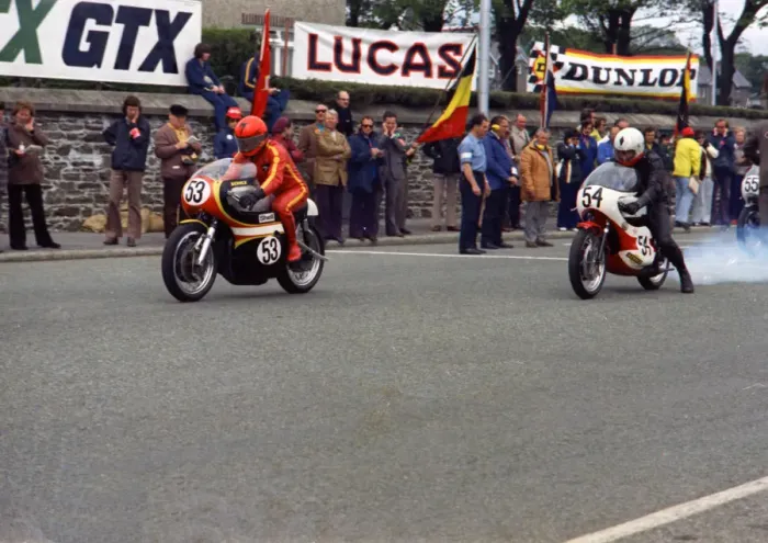 Framed Print : Bill Fulton (Stafford BSA) & Henry McEwan (Yamaha) 1974 Formula 750 TT Framed Print : Bill Fulton (Stafford BSA) & Henry McEwan (Yamaha) 1974 Formula 750 TT