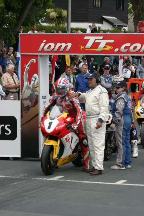 Framed Print : Gary Johnson (Honda) 2009 Senior TT Framed Print : Gary Johnson (Honda) 2009 Senior TT