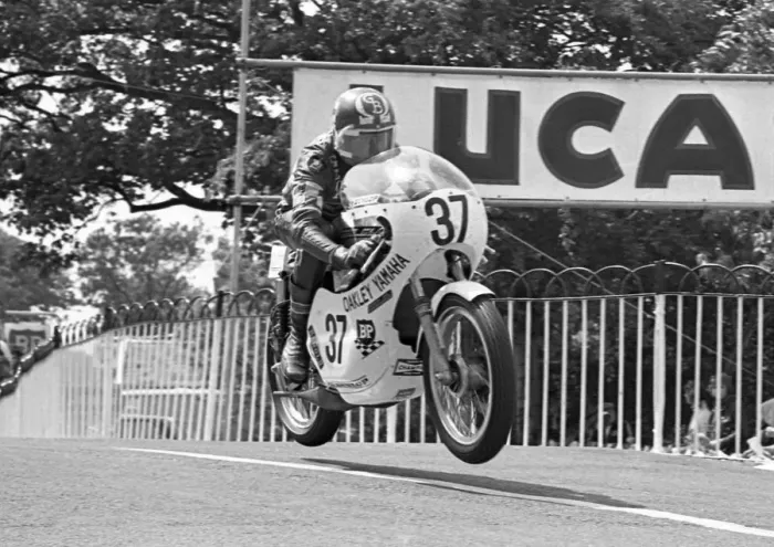 Framed Print : Geoff Barry (Oakley Yamaha) 1975 Classic TT Framed Print : Geoff Barry (Oakley Yamaha) 1975 Classic TT
