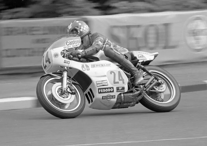 Framed Print : Geoff Barry (Yamaha) 1977 Senior TT Framed Print : Geoff Barry (Yamaha) 1977 Senior TT