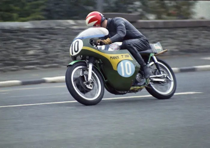 Framed Print : Geoff Biggs (Manx T50) 1972 Junior Manx Grand Pix Framed Print : Geoff Biggs (Manx T50) 1972 Junior Manx Grand Pix