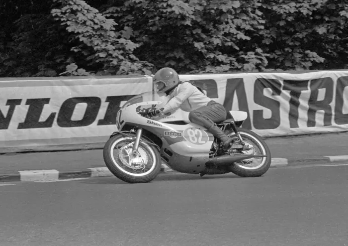 Framed Print : Geoff Carr (Yamaha) 1974 Junior TT Framed Print : Geoff Carr (Yamaha) 1974 Junior TT