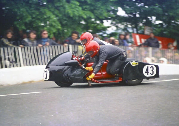 Geoff Davis & Lenny Pallister (Laverda) 1977 Sidecar TT
