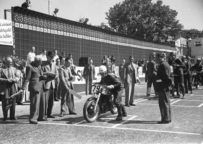 Framed Print : Geoff Duke (Norton) 1950 Junior TT Framed Print : Geoff Duke (Norton) 1950 Junior TT