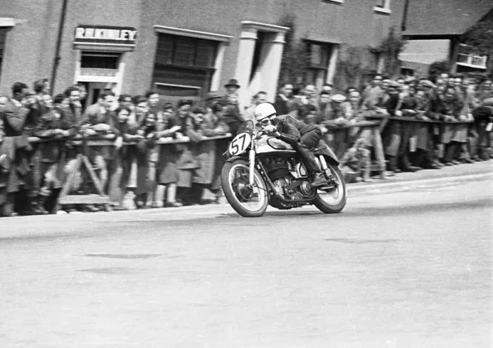 Framed Print : Geoff Duke (Norton) on Bray Hill, 1950 Senior TT Framed Print : Geoff Duke (Norton) on Bray Hill, 1950 Senior TT