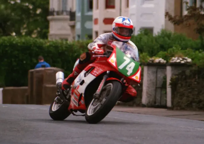 Framed Print : Geoff McMullan (Yamaha) 1999 Lightweight 400 TT