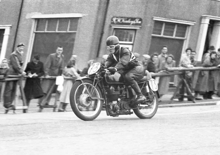 Framed Print : George Longman (Velocette) 1954 Junior Manx Grand Prix Framed Print : George Longman (Velocette) 1954 Junior Manx Grand Prix