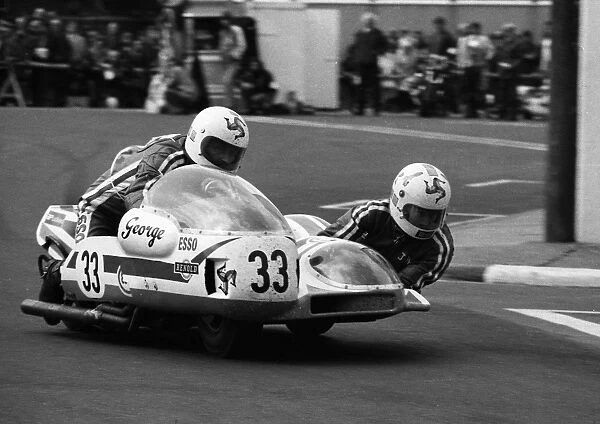 George Oates & John Molyneux (Kawasaki) 1977 Sidecar TT