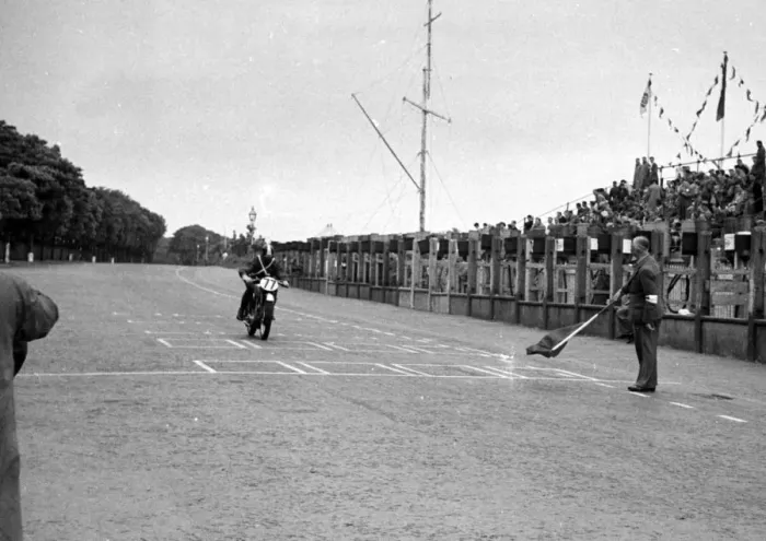 Framed Print : Gerald Brown (BSA) 1950 Junior Clubman TT Framed Print : Gerald Brown (BSA) 1950 Junior Clubman TT
