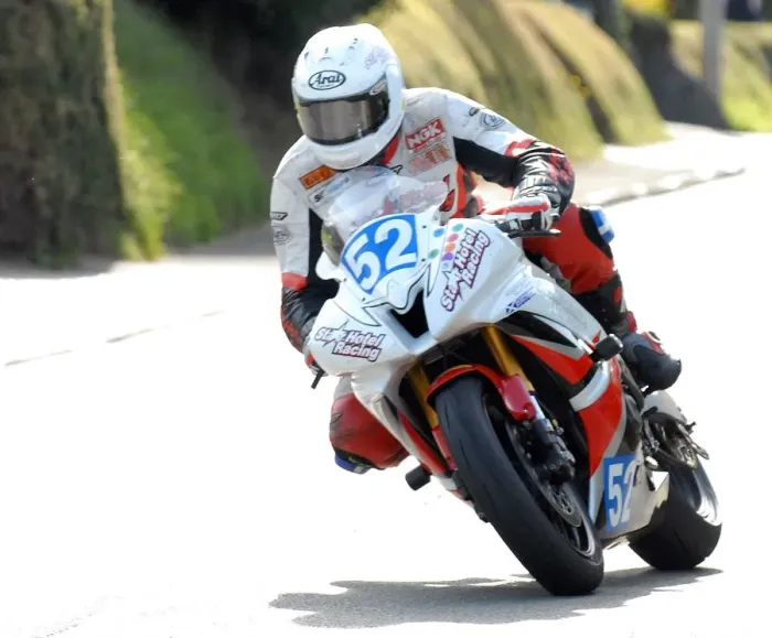 Framed Print : Gordon Donaghy (Yamaha) 2010 Junior Manx Grand Prix