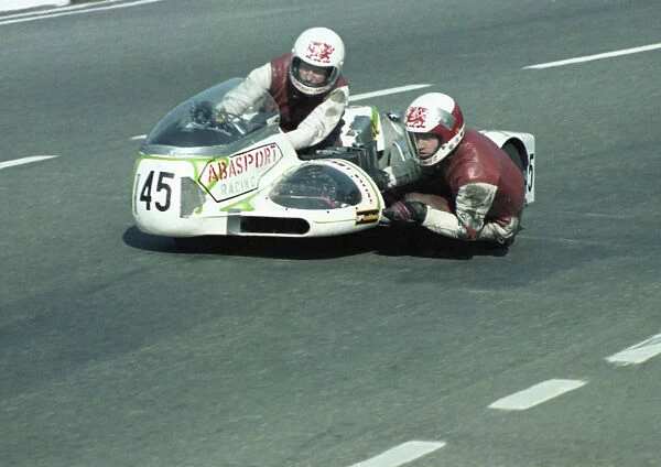 Goronwy Davies & Elfred Davies (Yamaha) 1981 Sidecar TT