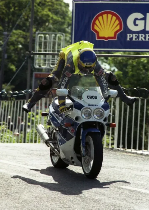 Framed Print : Graeme Crosby (Suzuki) 1990 Classic Lap