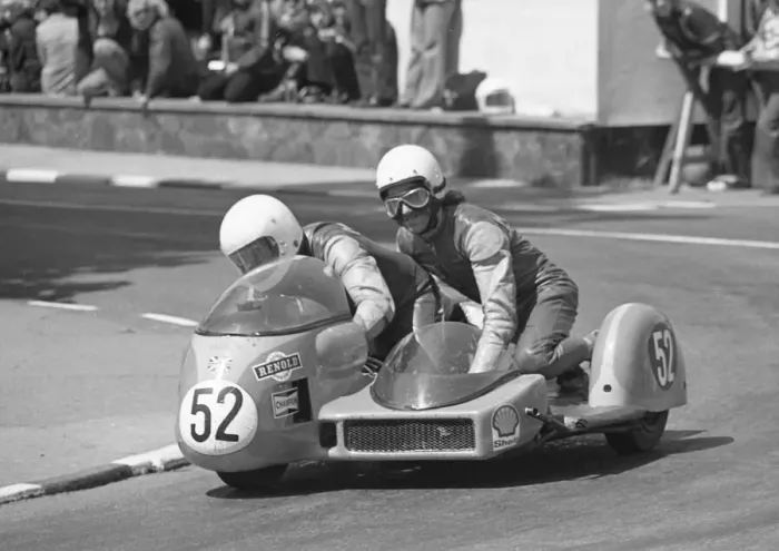 Framed Print : Graham Milton & Dennis Smith (British Magnum) 1975 500 Sidecar TT Framed Print : Graham Milton & Dennis Smith (British Magnum) 1975 500 Sidecar TT