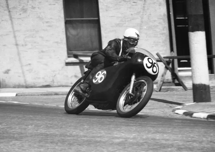 Framed Print : Graham Smith (Norton) 1960 Junior TT Framed Print : Graham Smith (Norton) 1960 Junior TT