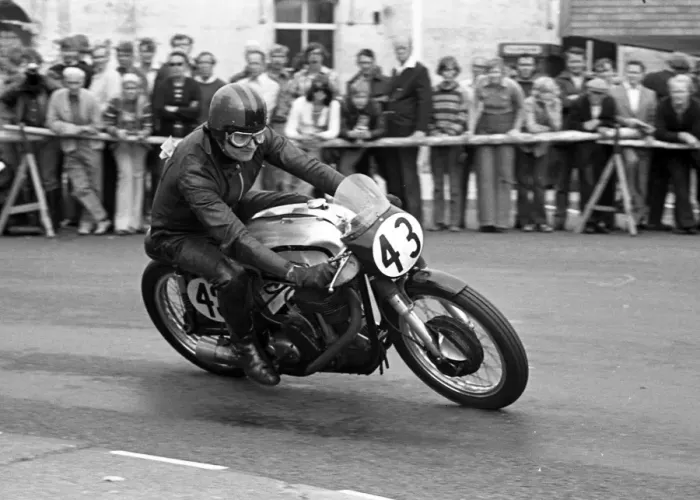 Framed Print : Grant Sellars (Norton) 1975 Senior Manx Grand Prix