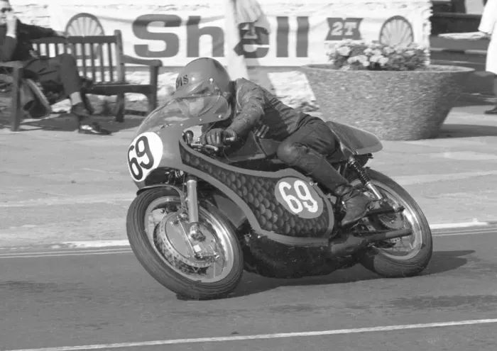 Framed Print : Hans Hart (Maxton Yamaha) 1977 Lightweight Manx Grand Prix Framed Print : Hans Hart (Maxton Yamaha) 1977 Lightweight Manx Grand Prix