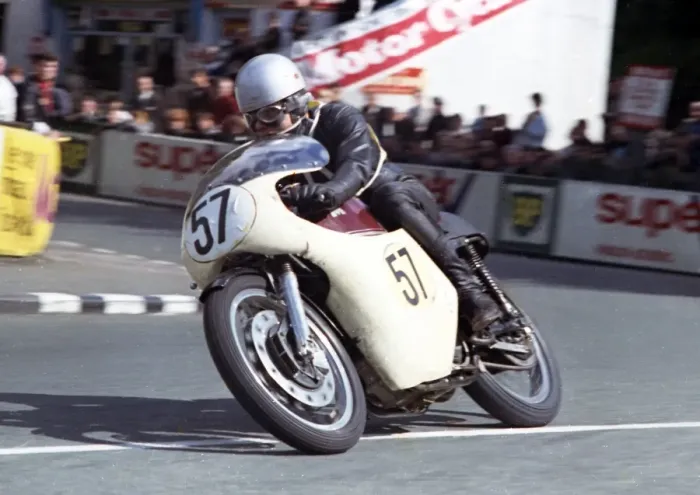 Framed Print : Hans Sommerhalder (Matchless) 1966 Senior TT Framed Print : Hans Sommerhalder (Matchless) 1966 Senior TT