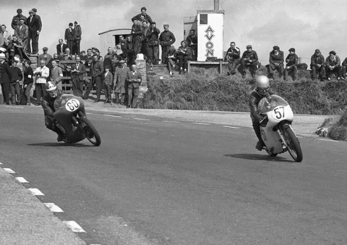 Framed Print : Hans Sommerhalder (Matchless) and Derek Jones (BSA) 1966 Senior TT Framed Print : Hans Sommerhalder (Matchless) and Derek Jones (BSA) 1966 Senior TT