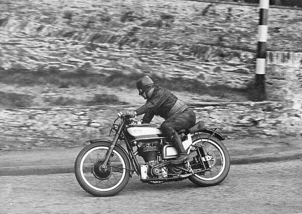 Harold Daniell (Norton) 1938 Senior TT practice