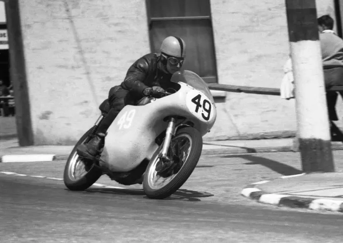 Framed Print : Harry Grant (Norton) 1960 Junior TT Framed Print : Harry Grant (Norton) 1960 Junior TT