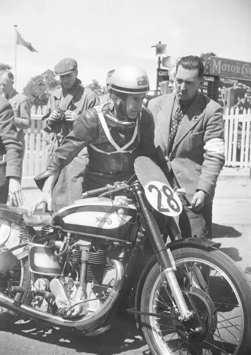 Framed Print : Harry Hinton snr (Norton) 1949 Junior TT Framed Print : Harry Hinton snr (Norton) 1949 Junior TT