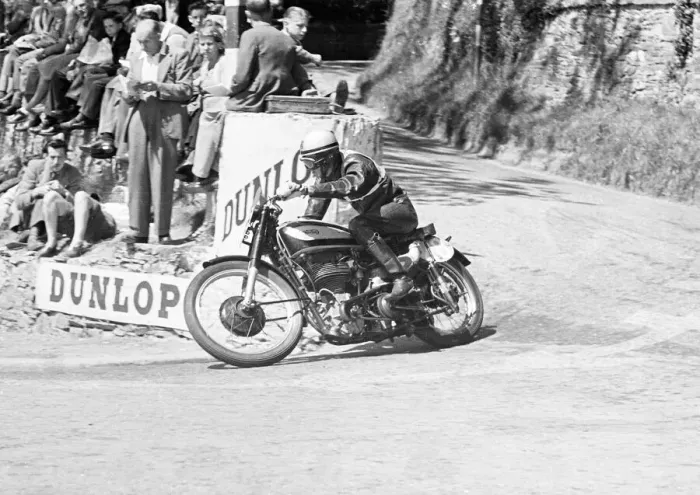 Framed Print : Harry Hinton snr (Norton) 1949 Junior TT Framed Print : Harry Hinton snr (Norton) 1949 Junior TT