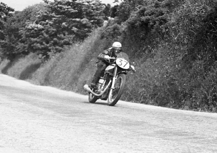 Framed Print : Harry Hinton snr (Norton) 1949 Senior TT Framed Print : Harry Hinton snr (Norton) 1949 Senior TT