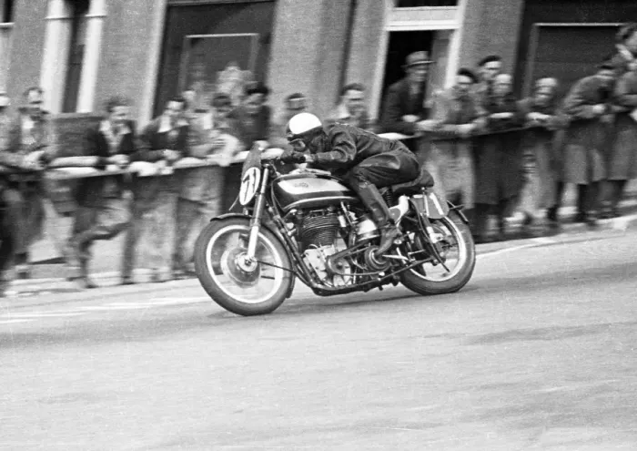 Framed Print : Harry Hinton snr (Norton) 1950 Senior TT Framed Print : Harry Hinton snr (Norton) 1950 Senior TT