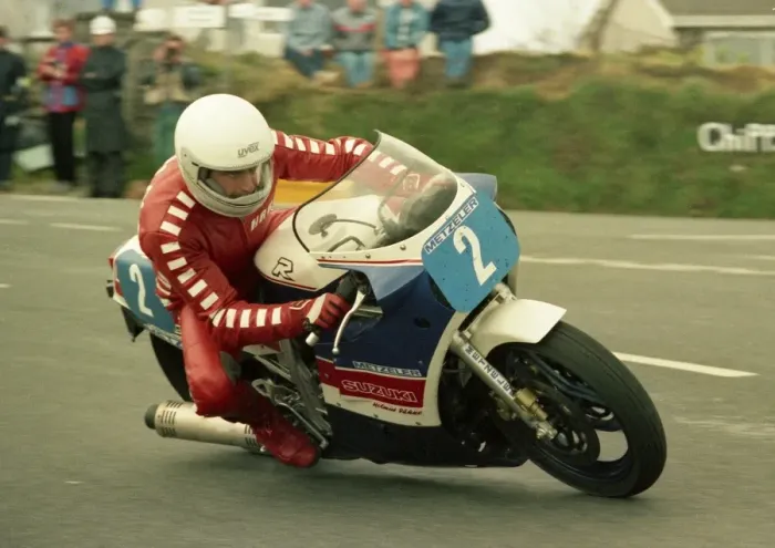 Framed Print : Helmut Dahne at Signpost Corner: 1986 Production B TT Framed Print : Helmut Dahne at Signpost Corner: 1986 Production B TT