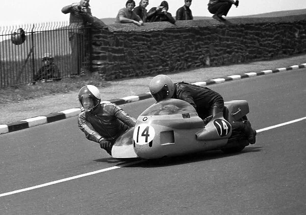 Helmut Schilling & Francis Knights (BMW) 1975 500cc Sidecar TT