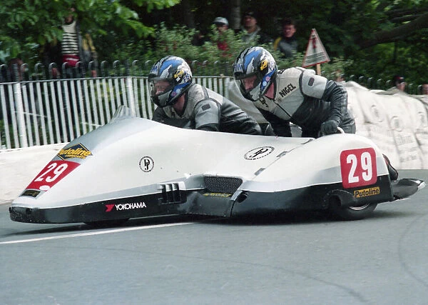Howard Baker & Nigel Barlow (Shelbourne Yamaha) 2000 Sidecar TT