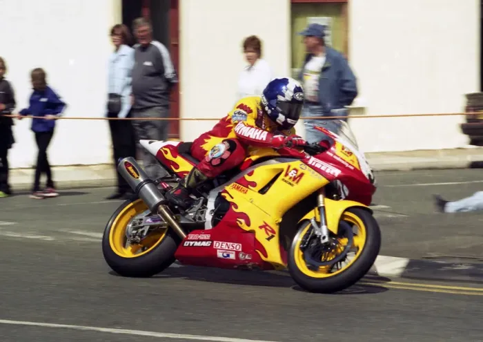 Framed Print : Iain Duffus (V&M Yamaha) 1999 Senior TT Framed Print : Iain Duffus (V&M Yamaha) 1999 Senior TT