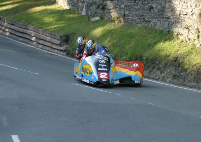 Framed Print : Ian Bell (Bell Yamaha) at Governors Bridge 2003 Sidecar TT race 1 Framed Print : Ian Bell (Bell Yamaha) at Governors Bridge 2003 Sidecar TT race 1